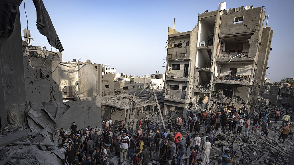 Palestinci pátrají po přeživších po izraelském bombardování ve městě Chán Júnis.