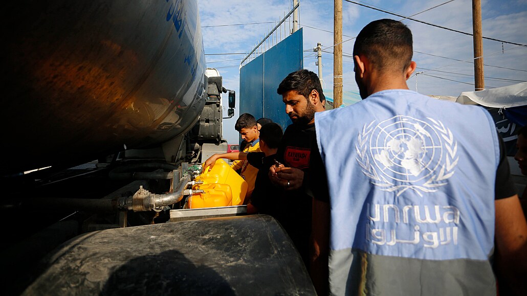 Příslušníci Úřadu OSN pro palestinské uprchlíky na Blízkém východě pracující v...