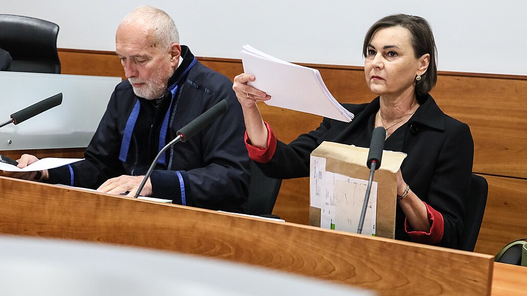 Soudkyn Jitka Bartáková, vlevo její právní zástupce Stanislav Balík.