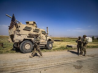 Amerití vojáci hlídkují ve vesnici na venkov kurdského msta Kámilí v...