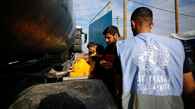 Písluníci Úadu OSN pro palestinské uprchlíky na Blízkém východ pracující v...