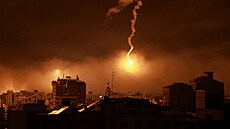 Izraelci střílejí světlice ve městě Gaza.