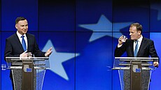 Spolupráci prezidenta Andrzeje Dudy (vlevo) s vládou Donalda Tuska by ohrozil...