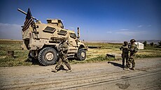 Američtí vojáci hlídkují ve vesnici na venkově kurdského města Kámišlí v...