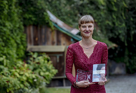 Kate�ina Rud�enková v roce 2021 se svou knihou Amáliina nehybnost
