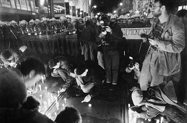 Jak devítiletí posuzují revoluci? Necelá polovina Čechů vnímá dnešek lépe než normalizaci