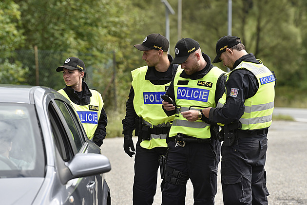 Inspekce stíhá policisty za podvody i prodávání steroidů. Proč v Česku přibývá zločinů mužů a žen v uniformě?