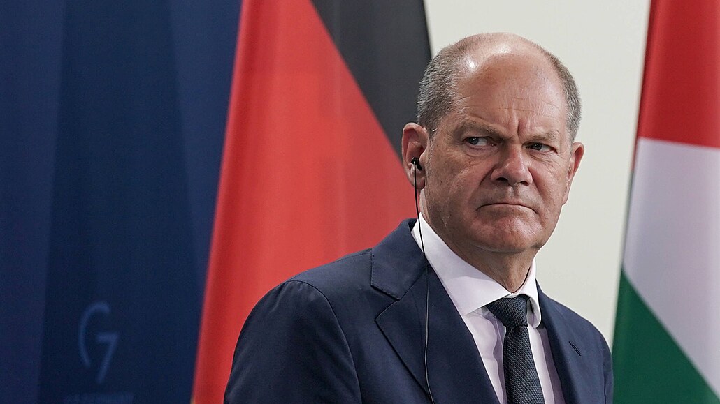 Nmecký kanclé Olaf Scholz nevícn naslouchá palestinskému prezidentu...