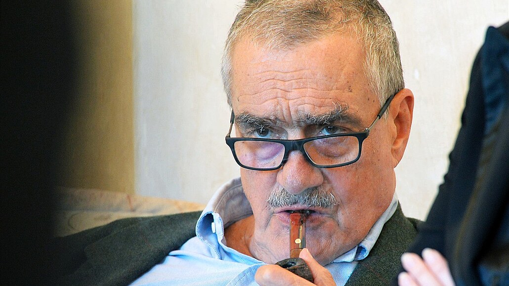 Karel Schwarzenberg. ve volebním tábu TOP 09 v Praze sleduje 18. íjna...