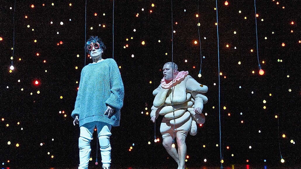 Z p�edstavení Venku p�ede dve�mi