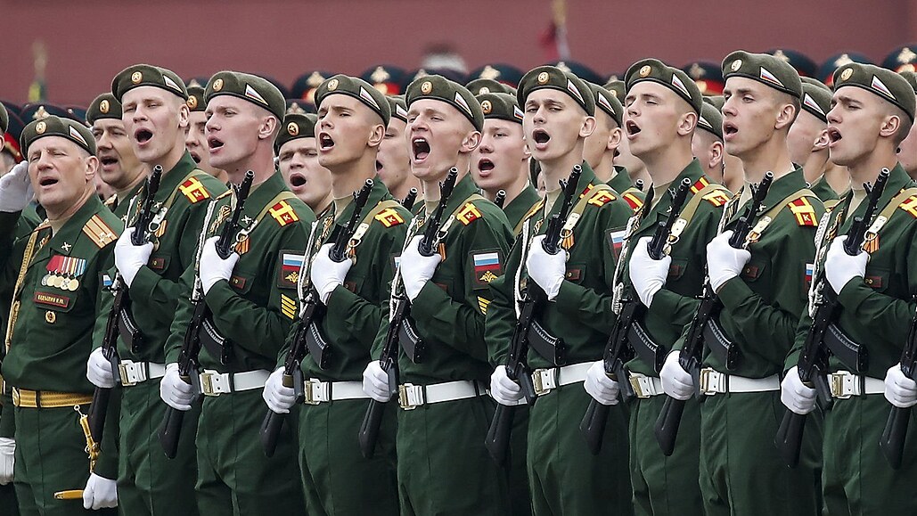Ruští vojáci na Rudém náměstí během vojenské přehlídky.