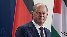 Německý kancléř Olaf Scholz nevěřícně naslouchá palestinskému prezidentu...