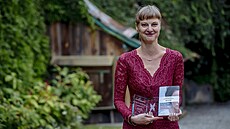 Kateina Rudenková v roce 2021 se svou knihou Amáliina nehybnost