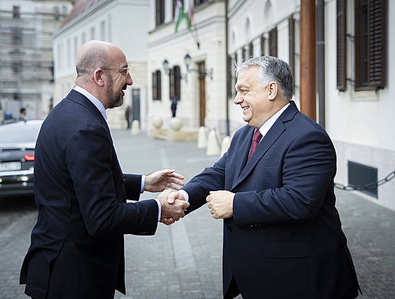 Ma�arský premiér Viktor Orbán (vpravo) v�era v Budape�ti p�ivítal p�edsedu...