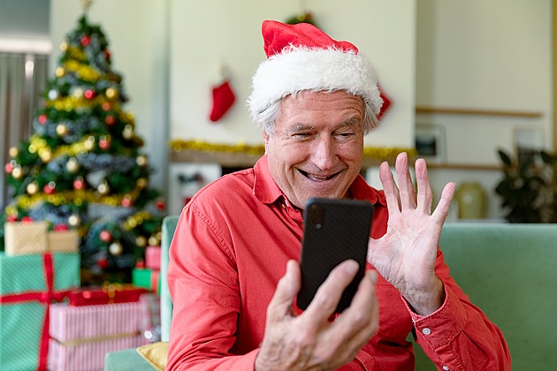 Smartphone pod stromeček i pro dědečka? Tlačítka už mezi seniory nefrčí
