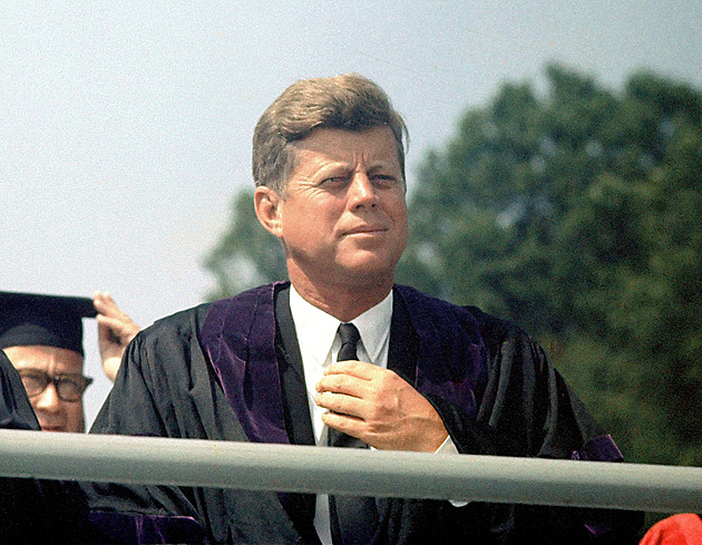 Éra atentátů slábne. O čem můžeme uvažovat 60 let po vraždě JFK