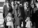 Vdova Jacqueline Kennedyová s dtmi a rodinou na manelov pohbu 25. listopadu...