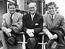Zcela vpravo John Fitzgerald Kennedy (19171963), vlevo jeho bratr Joseph...