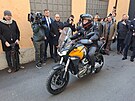 Prezident Petr Pavel se projel na motocyklu pi návtv továrny a muzea Moto...