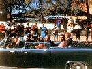 Manelé Kennedyovi v aut s texaským guvernérem a jeho enou.
