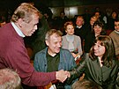 Rodina. Na snímku z listopadu 1999 se Václav Havel zdraví v inoherním klubu se...