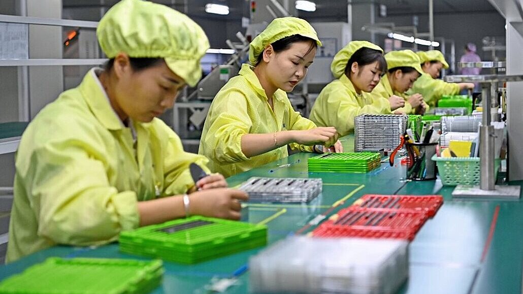 Jde o byznys, nebo propagandu? Výroba čipových karet v čínském městě Kan-čou.