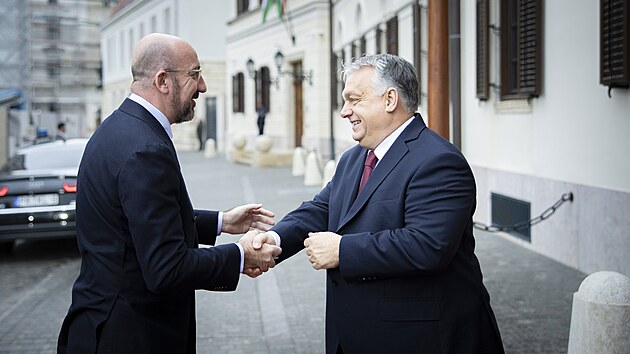 Maarský premiér Viktor Orbán (vpravo) vera v Budapeti pivítal pedsedu...
