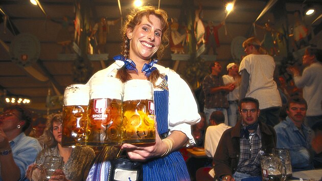 Optovné navýení DPH na 19 procent pro oblast gastronomie je v podstat jisté, píe autor. Snímek z mnichovského Oktoberfestu.
