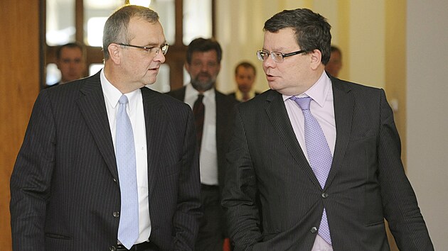 Spolu ve Spolu? Volby do EP se uskute�n� v �ervnu 2024. M��e se st�t, �e na jedn� kandid�tce budou Alexandr Vondra (vpravo) a Miroslav Kalousek. Sn�mek je z roku 2011, kdy Kalousek podal trestn� ozn�men� v kauze ProMoPro. Ta se t�kala podez�el�ch zak�zek b�hem �esk�ho p�edsednictv� Rad� EU, jemu� velel Vondra.
