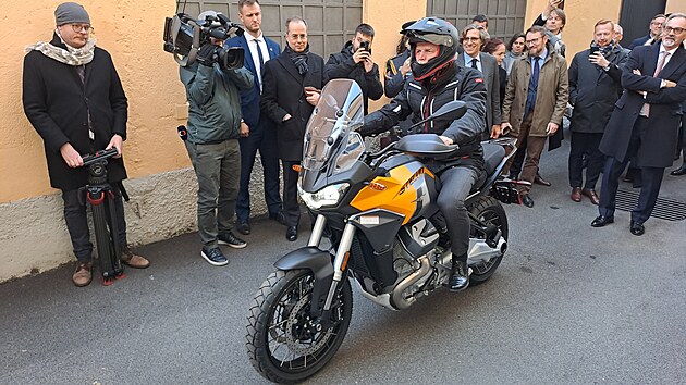 Prezident Petr Pavel se projel na motocyklu pi nvtv tovrny a muzea Moto...