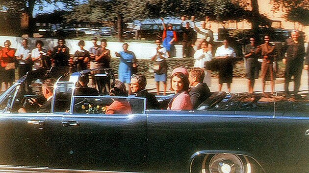 Manželé Kennedyovi v autě s texaským guvernérem a jeho ženou.