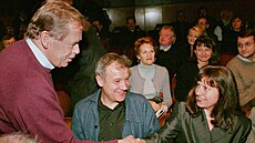 Rodina. Na snímku z listopadu 1999 se Václav Havel zdraví v inoherním klubu se...