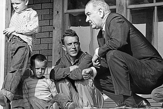 Symbolem boje proti bídě se stal snímek prezidenta Johnsona (vpravo) ze setkání...