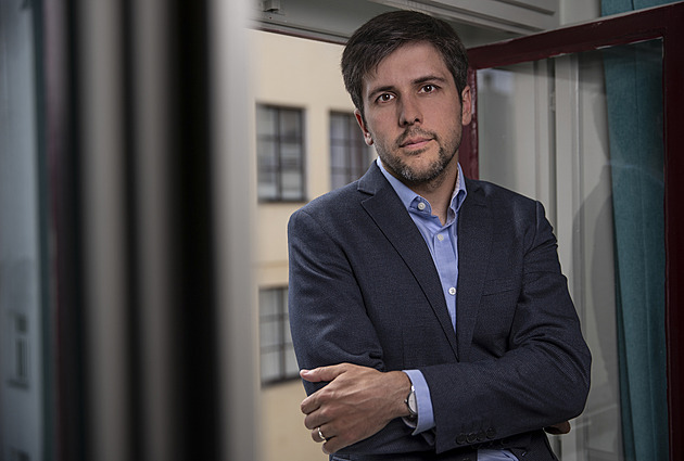 Politici si představují, že státní finance jsou jako jednorožec. Bez zvyšování daní to nepůjde, říká ekonom