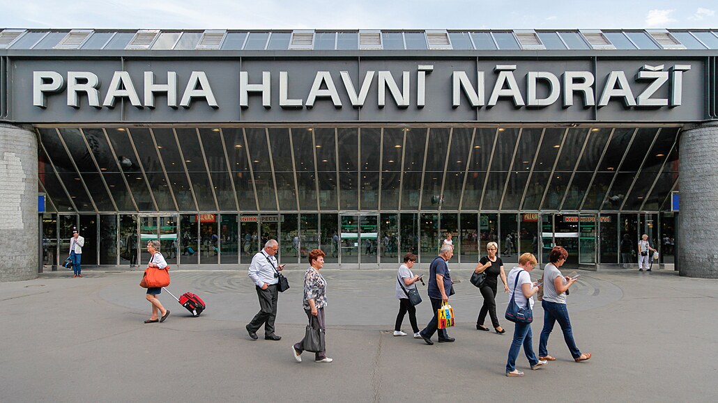Odbavovací hala pražského hlavního nádraží byla dokončena v roce 1979. Navazuje...