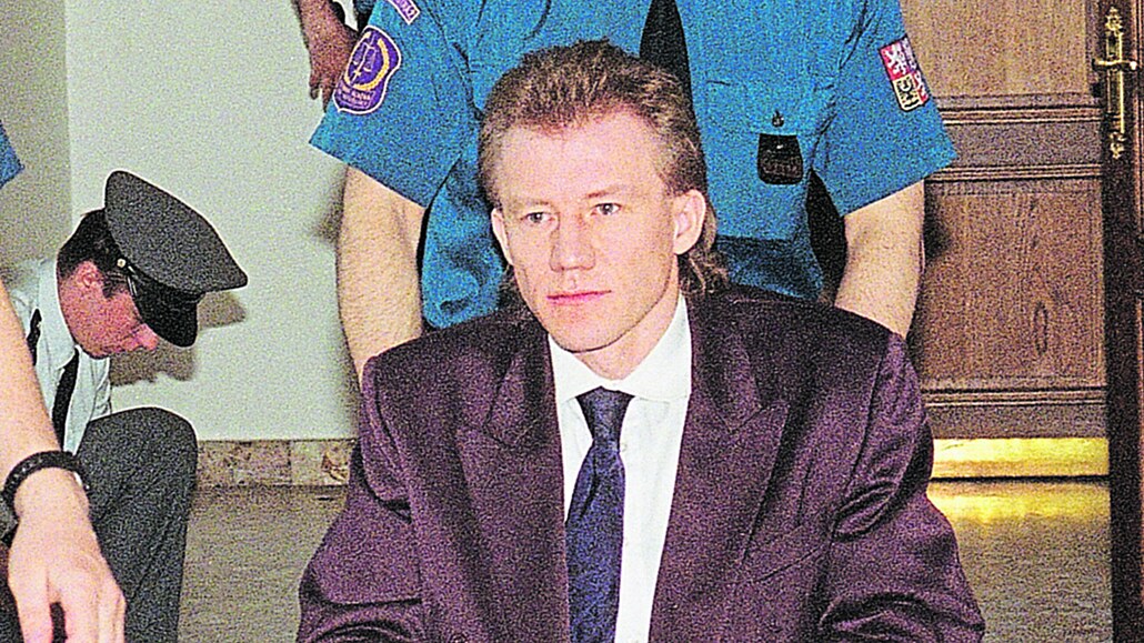 Karel Kopáč na snímku z roku 1997 je převážen na invalidním vozíku k soudnímu...