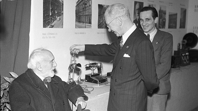 Emil ermk (vlevo) na vstav TK 19. listopadu 1948. Uprosted tehdej editel TK Milo Novotn.