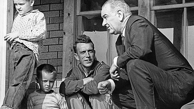 Symbolem boje proti bíd se stal snímek prezidenta Johnsona (vpravo) ze setkání...