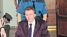 Karel Kopá na snímku z roku 1997 je peváen na invalidním vozíku k soudnímu...