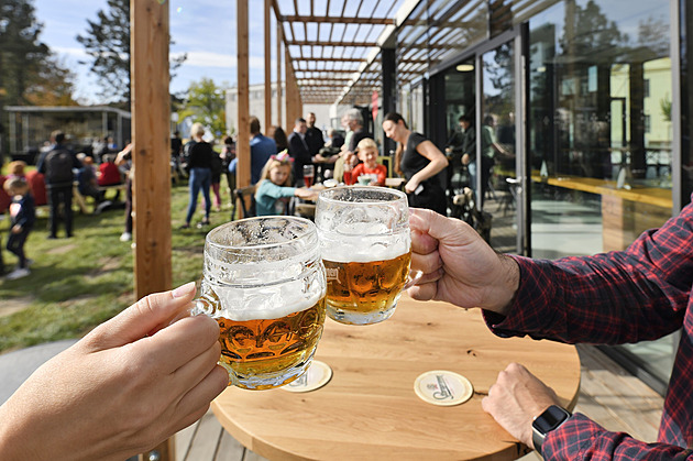 Čepované pivo čeká jedno z největších zdražení za desítky let. Kvůli růstu sazby DPH bude stát o pět korun víc
