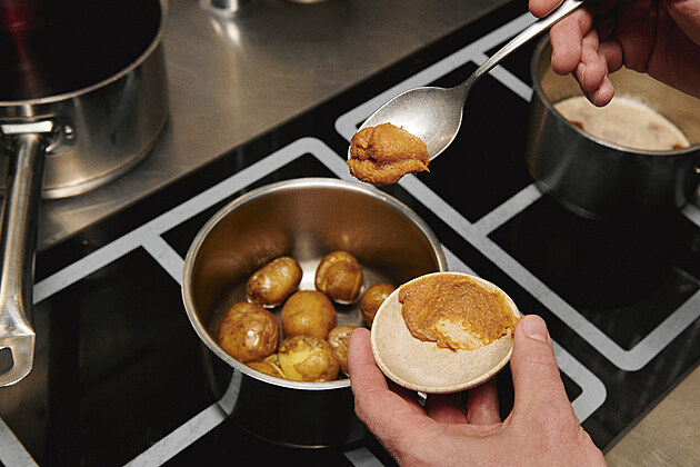 Brambory omyjeme a uva��me dom�kka cca 20 minut nebo pe�eme v troub� 20 minut...