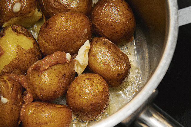 Brambory omyjeme a uva��me dom�kka cca 20 minut nebo pe�eme v troub� 20 minut...