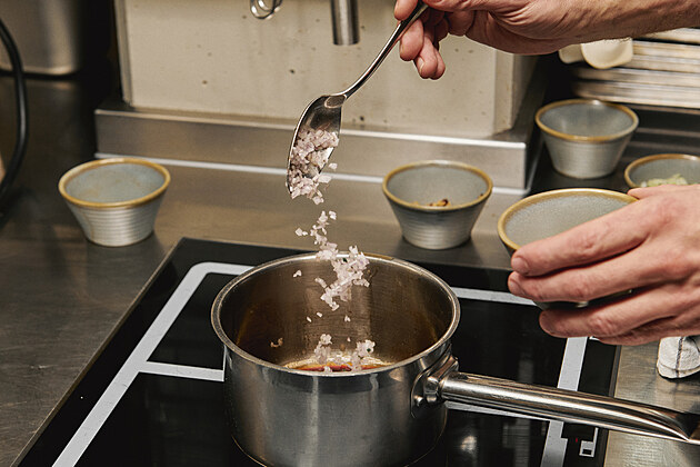 Na rozp�len� p�nvi zprudka orestujeme zeleninu, sta�� asi 2 minuty, zak�pneme...