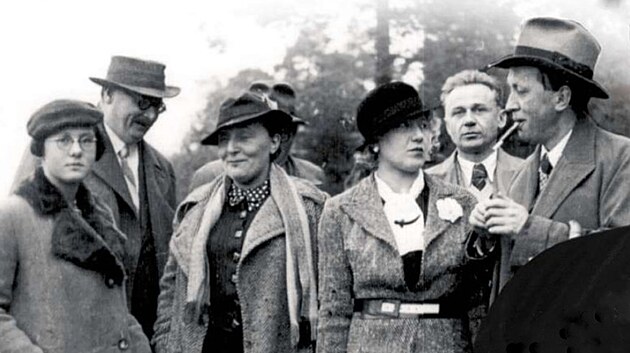Na nvtv apkova sdla ve Stri v roce 1935: zleva: dcera Josefa apka Alena, Eduard Bass s manelkou Tou, Olga Scheinpflugov, jej bratr Karel Scheinpflug a Karel apek.