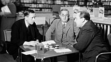 Zleva Karel �apek, Josef �apek a Vít�zslav Nezval podepisují 7. listopadu 1934...