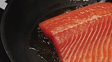 Na pánvi rozpálíme trochu oleje nebo p�epu�t�ného másla a vlo�íme filet k��í...