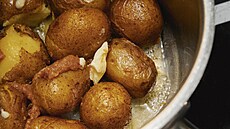 Brambory omyjeme a uva�íme dom�kka cca 20 minut nebo pe�eme v troub� 20 minut...