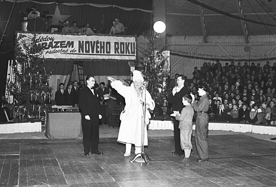 Vítání d�dy Mráze v Ostrav� na Vánoce 1952