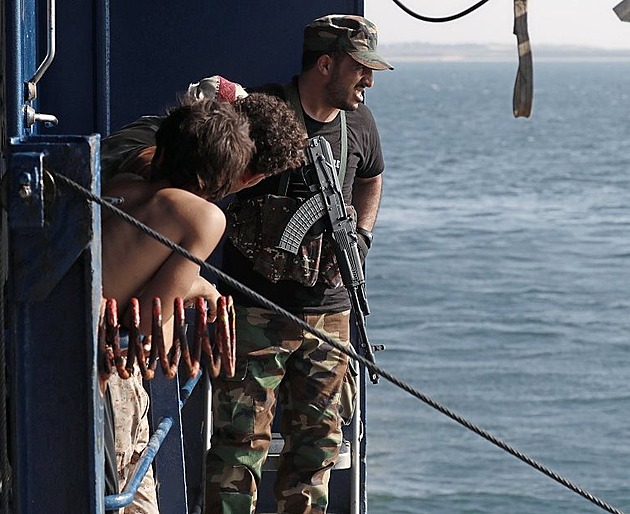 Piráti, Húsíové a české benzinky. Benzin za Fialy výrazně zlevňuje, ale v důsledku situace ve světě může být hůř