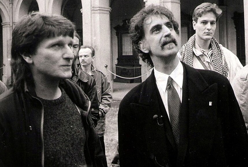 Frank Zappa v doprovodu Milana Jakobce (vlevo)